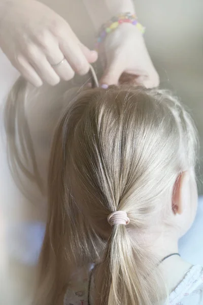 Mujer Mano Niños Niña Peinado — Foto de Stock