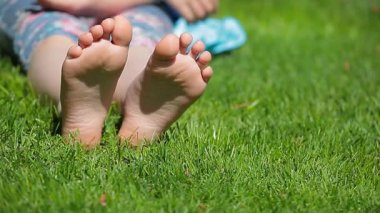 çocuk kız ayak çim arka plan hd görüntüleri 