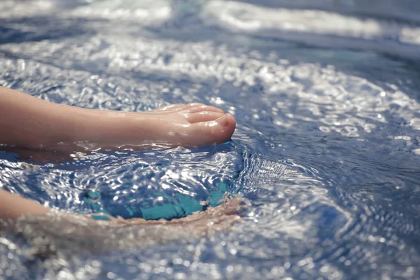 Kinder Fuß Schwimmbad Hintergrund — Stockfoto