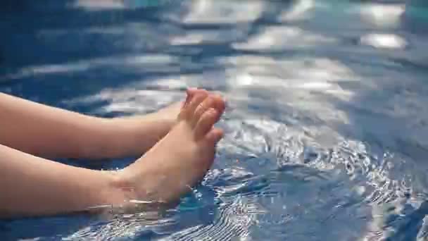 Kinder Fuß Schwimmbad Hintergrund Filmmaterial — Stockvideo