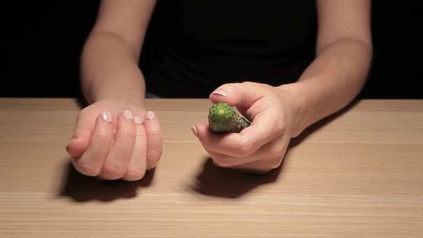 Mujer Mano Pepino Píldora Tabla Material Archivo — Vídeo de stock