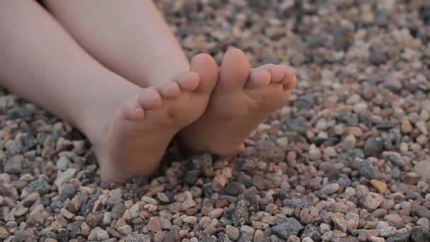 子供の女の子の足の石の背景Hd映像 — ストック動画