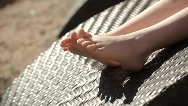 Çocuk Kız Ayak Plaj Yatağı Görüntüleri — Stok video