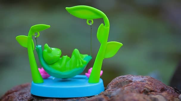 塑料青蛙吊床湖背景高清镜头 — 图库视频影像