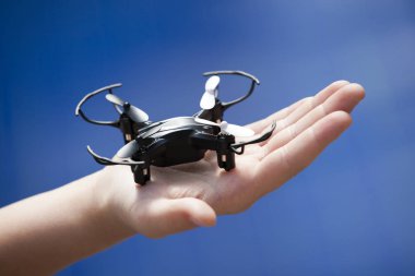 quadcopter çocuklar el Mavi arka plan 