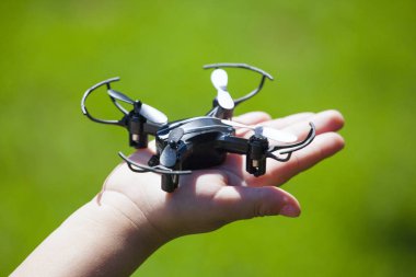 quadcopter çocuklar el çim arka plan 