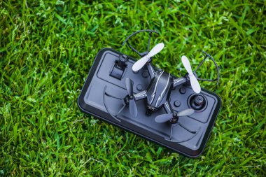 quadcopter uzaktan kumanda çim arka plan 