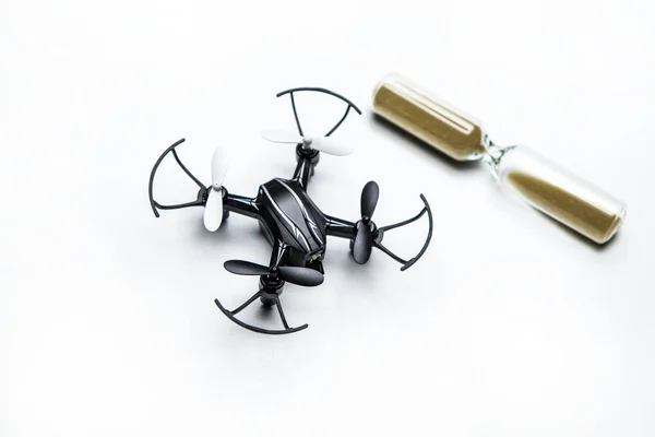 Quadcopter Zand Klok Witte Achtergrond — Stockfoto