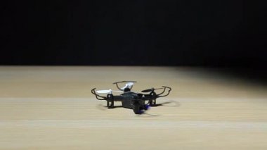quadcopter şapka el masa siyah arka plan hd görüntüleri 