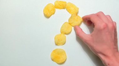 patates tuz cipsi soru işareti beyaz arka plan hd görüntüleri 