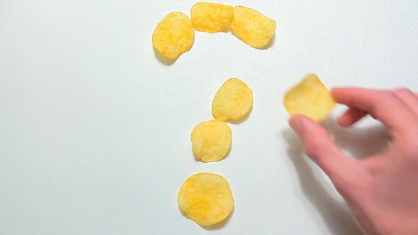 Potatis Salt Chips Frågetecken Vit Bakgrund Bilder — Stockvideo