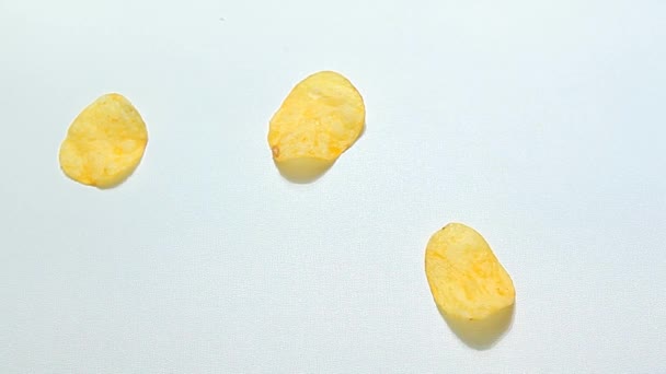 Patatas Sal Chips Blanco Fondo Metraje Nadie — Vídeos de Stock