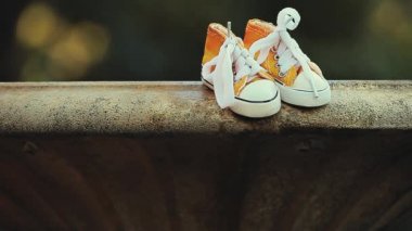 ıslak spor ayakkabı çeşme ağaç arka plan kimse hd görüntüleri 