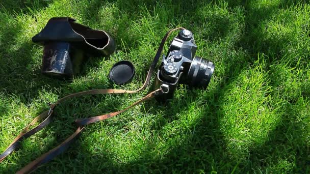 Vecchia Macchina Fotografica Verde Erba Albero Ombra Sfondo Nessuno Filmato — Video Stock