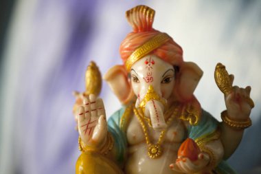 seramik Ganesha heykeli sunak arka plan 