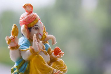 Seramik Ganesha heykel ağacı arka plan 