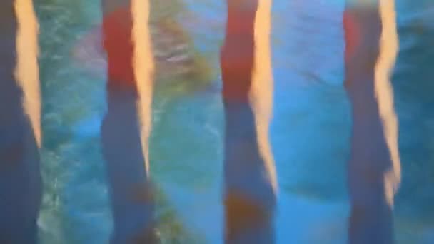 Yüzme Havuzu Ahşap Sütun Arka Plan — Stok video