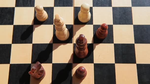 Dřevěná Šachová Deska Mužská Ruka — Stock video