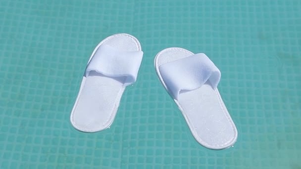 Chinelo Branco Fundo Piscina — Vídeo de Stock