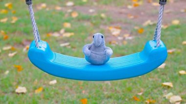 peluş mühür salıncak çim arka plan 