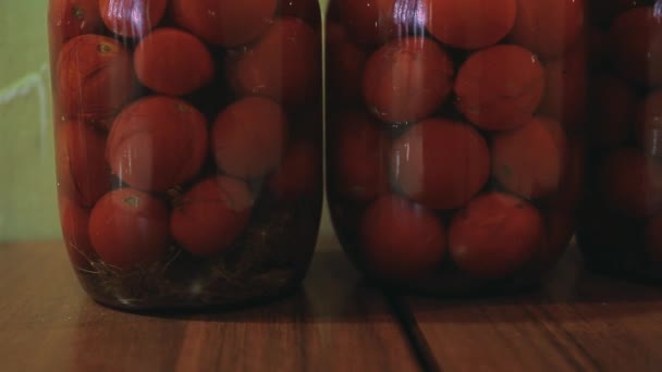マリネトマトガラス瓶木製テーブル — ストック動画