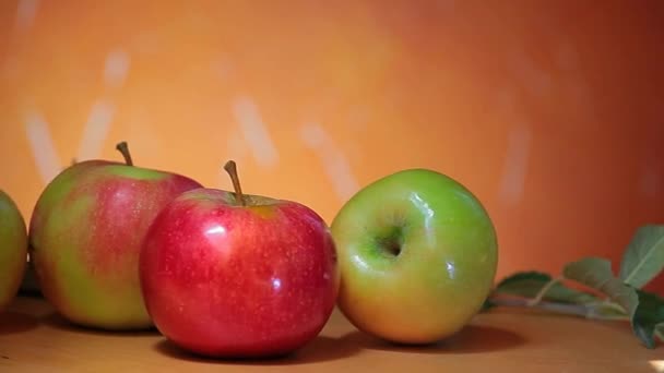 Äpple Frukt Trä Stol Bakgrund — Stockvideo