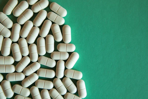 Antibiótico Píldora Papel Verde Fondo —  Fotos de Stock