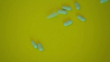 antibiyotik hapı sarı kağıt arka plan 