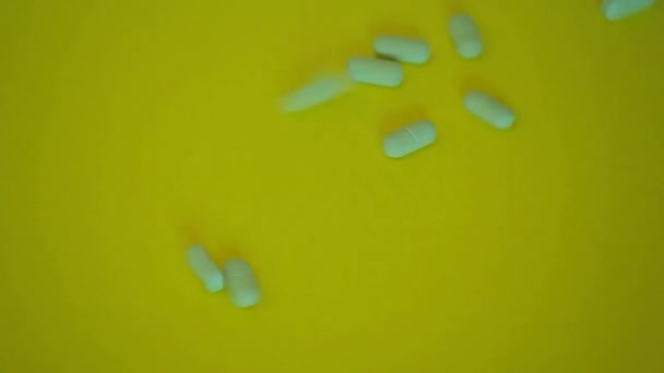 Антибіотики Таблетки Жовтий Паперовий Фон — стокове відео