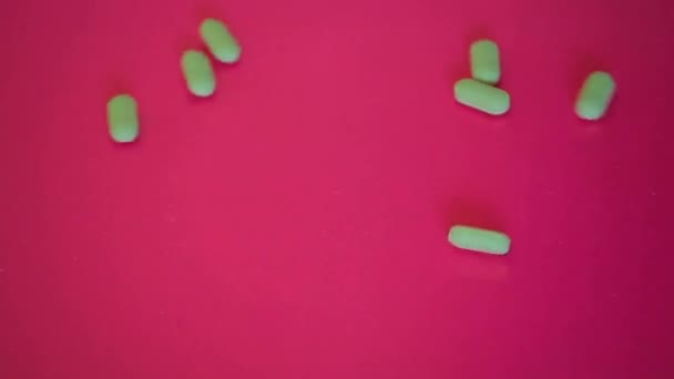 抗生物質ピルピンク紙の背景 — ストック動画