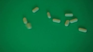 antibiyotik hap yeşil kağıt arka plan 