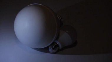 elektrik ampulü beyaz metal arka plan 