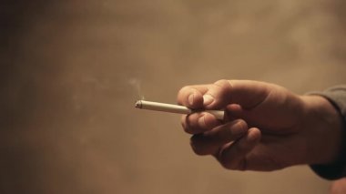 El sigarası dumanı keskin duvar 