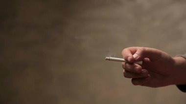 El sigarası dumanı keskin duvar 