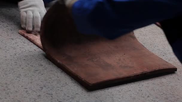 손으로 석재를 생산하는 테이블 — 비디오