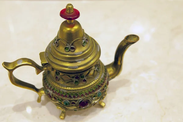 Золотой Чайник Острый Мраморный Фон — стоковое фото