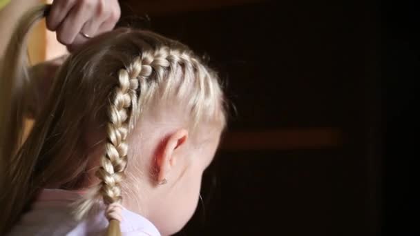 Kinderen Meisje Kapsel Moeder Hand Donker Achtergrond Beeldmateriaal — Stockvideo