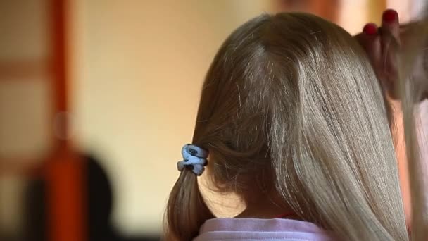 Kinder Mädchen Frisur Mutter Hand Footage — Stockvideo