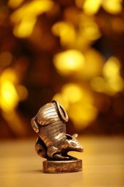 sıçan ahşap masa altın bokeh