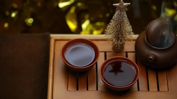 Heiße Teekanne Tasse Miniatur Tannenbaum Filmmaterial — Stockvideo