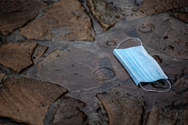 Maskeli yağmur damlası taş yolu görüntüsü 
