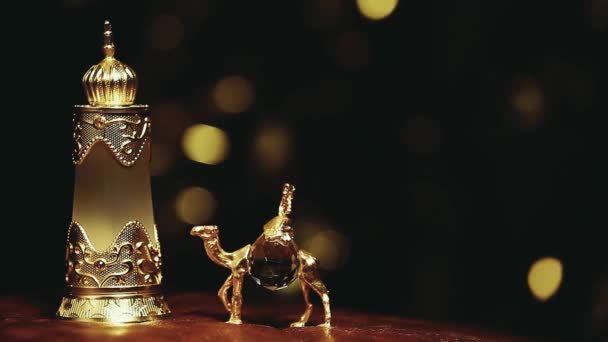 ガラス香水瓶のラクダの暗い背景の映像 — ストック動画