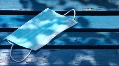 Maske ahşap masa arkaplanının görüntüleri 