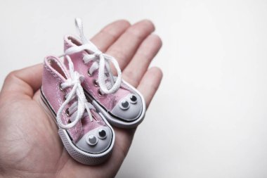 Ayakkabı resmi el beyazı arkaplan 