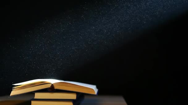 Toz Kitabının Karanlık Arkaplan Görüntüleri — Stok video