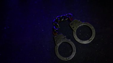 Kelepçe asfalt arkaplanının görüntüleri 