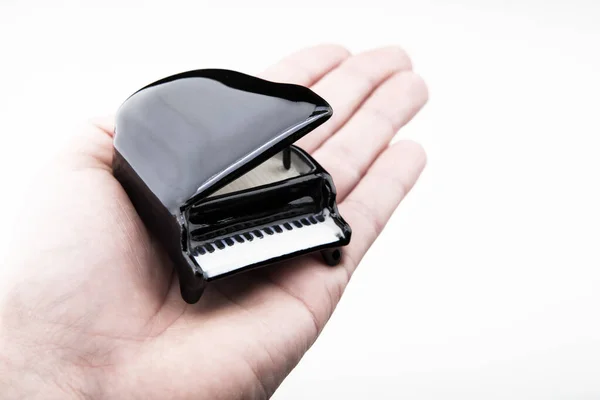 黒いピアノの手の白い背景の画像 — ストック写真