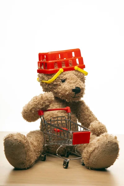 玩具熊篮子推车白色背景图像 — 图库照片
