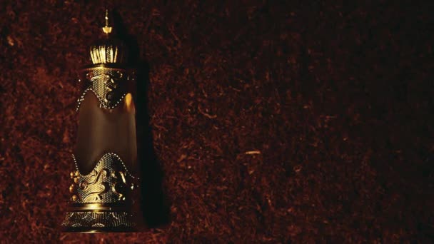 Cam Parfüm Şişesi Tütün Arka Planının Görüntüleri — Stok video