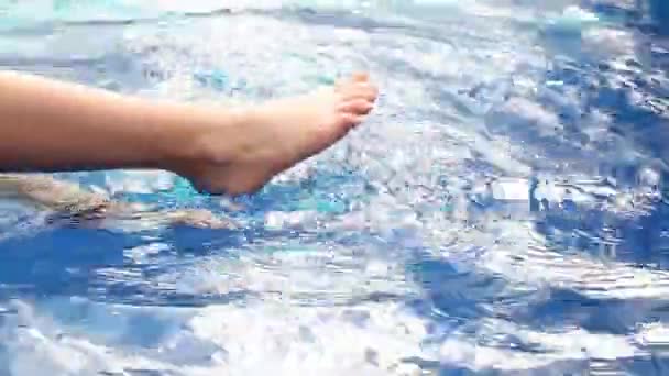 Yüzme Havuzu Çocuklarının Ayak Görüntüleri — Stok video